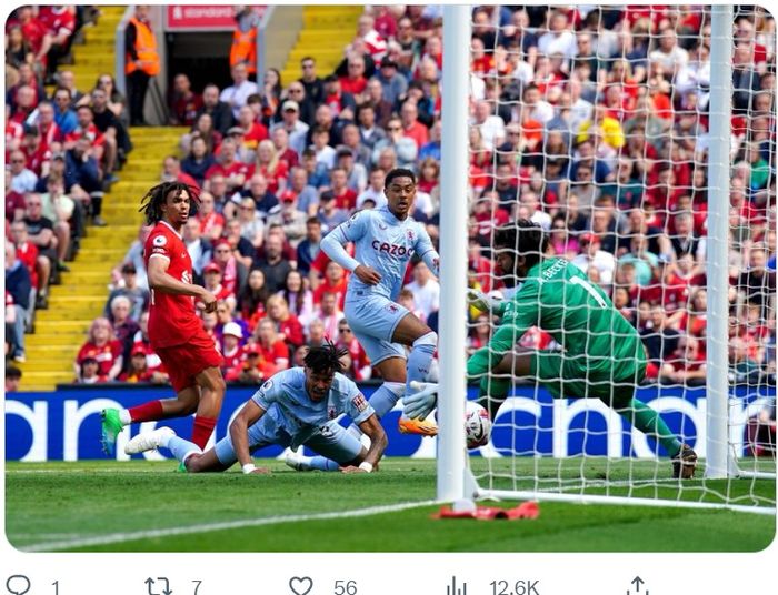 Pemain Aston Villa, Jacob Ramsey, mencetak gol ke gawang Liverpool dalam laga pekan ke-37 Liga Inggris, Sabtu (20/5/2023) di Anfield.