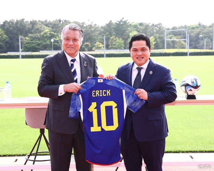 Ketua Umum PSSI Erick Thohir dan President of Japan Football Association (JFA) Tashima Kohzo.