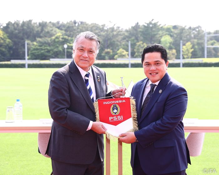 Ketua Umum PSSI Erick Thohir dan President of Japan Football Association (JFA) Tashima Kohzo menandatangani Nota Kesepahaman (MoU)