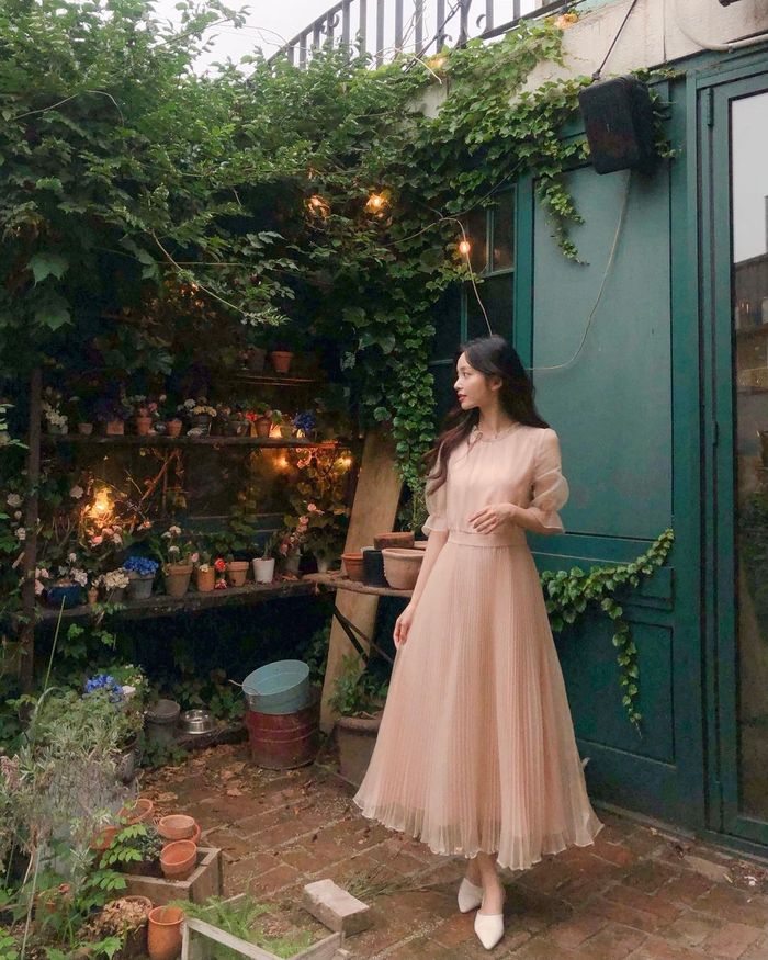 7 Outfit Dress Korea yang Bisa Kita Pakai untuk Tampilan Feminin