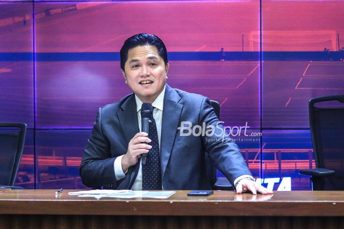 Ketua Umum PSSI, Erick Thohir, memberikan sedang memberikan keterangan kepada awak media dalam sesi jumpa pers di Stadion Utama Gelora Bung Karno, Senayan, Jakarta, Rabu (24/5/2023) siang.