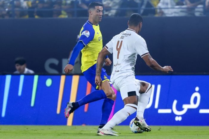 Aksi Cristiano Ronaldo dalam laga kontra Al Shabab pada Liga Arab Saudi 2022-2023.
