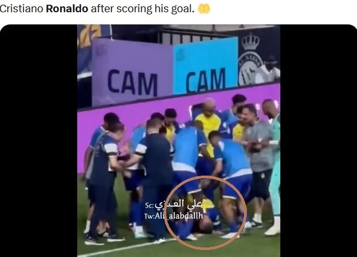 Cristiano Ronaldo melakukan sujud syukur usai menjebol gawnag Al Shabab.