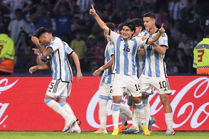 Luka Romero (tengah) merayakan gol timnas Argentina ke gawang Guatemala di Piala Dunia U-20 2023 (23/5/2023). Dapat giveaway tiket tuan rumah dari Indonesia, Argentina bisa meniru generasi Lionel Messi cs juara di masa lalu.