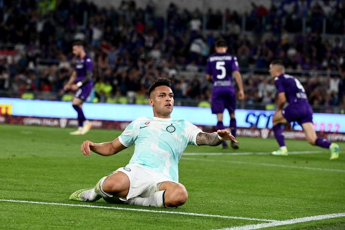 Penyerang Inter Milan, Lautaro Martinez, merayakan gol ke gawang Fiorentina dalam partai final Coppa Italia 2022-2023 di Stadion Olimpico, Rabu (24/5/2023).