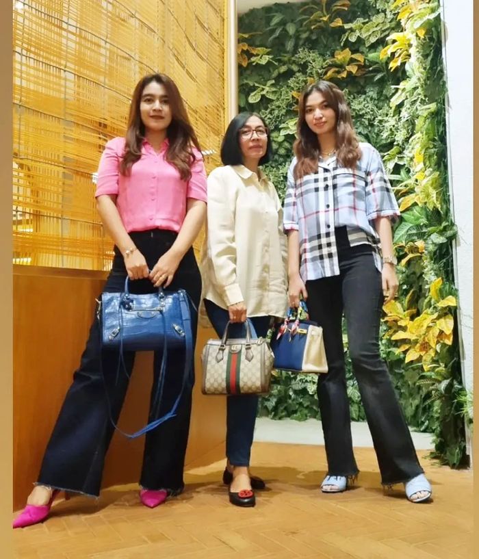 Selvi Ananda bersama ibu dan kakak