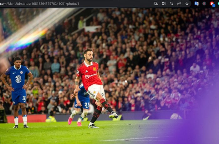 Bruno Fernandes mencetak gol untuk Manchester United ke gawang Chelsea melalui titik putih dalam laga lanjutan Liga Inggris 2022-2023 di Stadion Old Trafford, Kamis (25/5/2023).