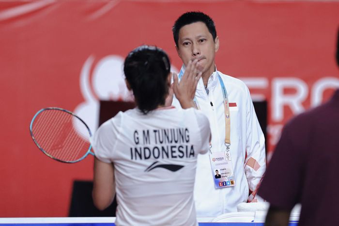 Pebulu tangkis tunggal putri Indonesia, Gregoria Mariska Tunjung, bersama pelatih Indra Wijaya pada perempat final Malaysia Masters 2023 di Axiata Arena, Kuala Lumpur, Jumat (26/5/2023).