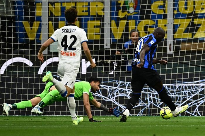 Romelu Lukaku mencetak gol kilat saat Inter Milan melawan Atalanta pada pekan 37 Liga Italia di San Siro (27/5/2023).