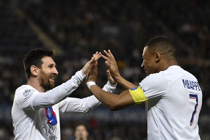 Lionel Messi merayakan gol ke gawang Strasbourg bersama Kylian Mbappe dalam laga pekan ke-37 Liga Prancis 2022-2023 di Stade de la Meinau, Sabtu (27/5/2023).
