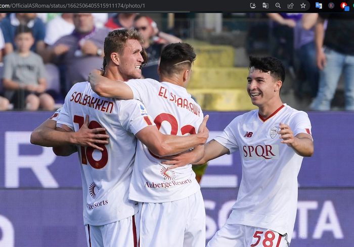 Para pemain AS Roma merayakan gol Stephan El Shaarawy ke gawang Fiorentina dalam giornata 37 Liga Italia 2022-2023 di Stadion Artemio Franchi, Sabtu (27/5/2023).