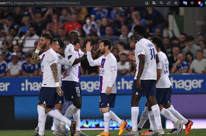 Para pemain Paris Saint-Germain merayakan gol Lionel Messi ke gawang Strasbourg dalam laga pekan ke-37 Liga Prancis 2022-2023 di Stade de la Meinau, Sabtu (27/5/2023).