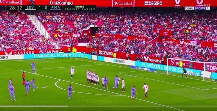 Tendangan bebas Rodrygo lahirkan gol Real Madrid ke gawang Sevilla pada pekan ke-37 Liga Spanyol di Ramon Sanchez Pizjuan (27/5/2023).