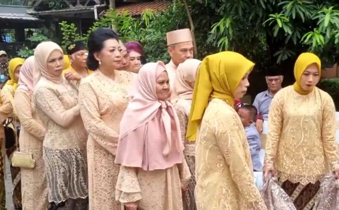 Ekspresi Bu Eny saat acara ngunduh mantu di kediamannya di Klender, Jakarta Timur, Minggu (28/5/2023).