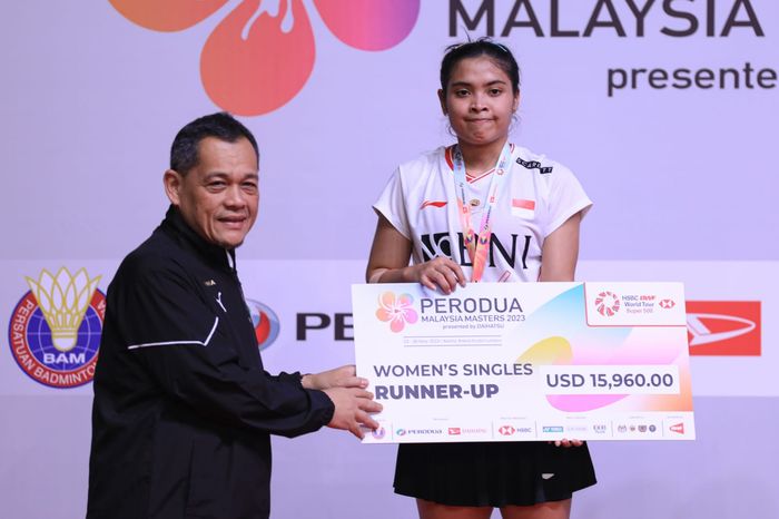 Pebulu tangkis tunggal putri Indonesia, Gregoria Mariska Tunjung  di podium Malaysia Masters 2023 di Axiata Arena, Kuala Lumpur, Minggu (28/5/2023).