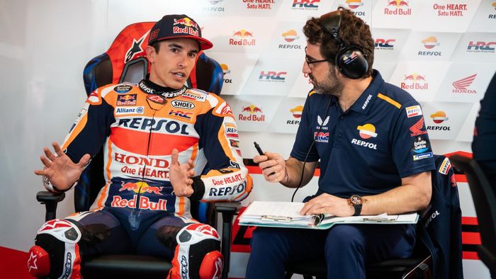 Pembalap Repsol Honda, Marc Marquez, berbicara dengan kepala kru, Santi Hernandez, di sela-sela seri balap pertama MotoGP Portugal musim 2023.