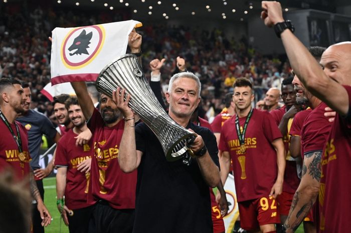 Jose Mourinho saat menjuarai UEFA Conference League bersama AS Roma. Usai dipecat, Mourinho kini digosipkan terlibat skenario gila untuk menukangi Barcelona.