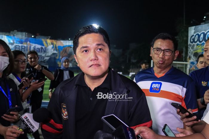 Ketua Umum PSSI, Erick Thohir, sedang memberikan keterangan kepada awak media di Lapangan BRILiab Stadium, Fatmawati, Jakarta, Selasa (30/5/2023) malam.