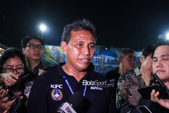 Pelatih timnas U-16 Indonesia, Bima Sakti, sedang memberikan keterangan kepada awak media di Lapangan BRILiab Stadium, Fatmawati, Jakarta, Selasa (30/5/2023) malam.