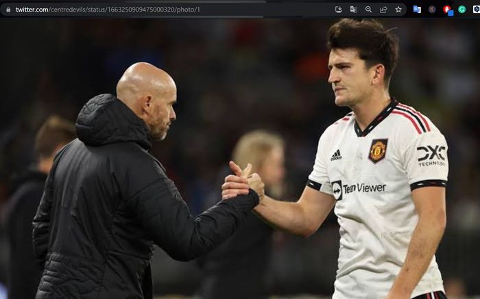 Erik ten Hag (kiri) bersama dengan Harry Maguire (kanan) dalam sebuah pertandingan untuk Manchester United.