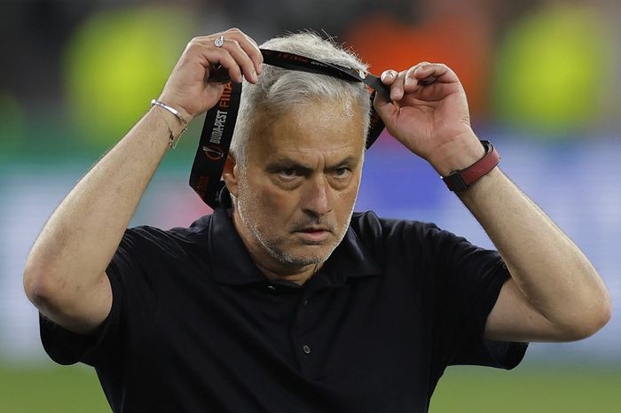 Jose Mourinho melepas medali perak Liga Europa setelah AS Roma dikalahkan Sevilla pada final di Puskas Arena, Budapest (31/5/2023). Mou pasrah timnya tidak lolos ke Liga Champions musim depan.