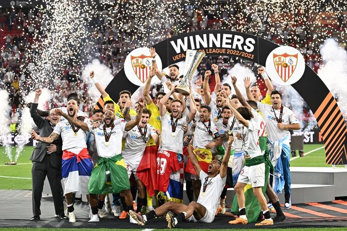 Para pemain Sevilla merayakan kesuksesan mereka usai menjadi juara Liga Europa 2022-2023 setelah menundukkan AS Roma lewat drama adu penalti.