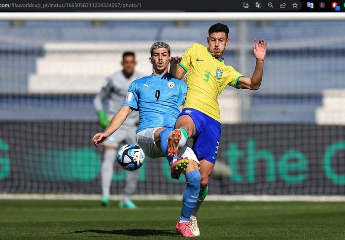 Bek timnas Brasil U-20, Jean Pedroso (3), berebut bola dengan penyerang timnas Israel U-20, Dor Turgeman (9), dalam babak perempat final Piala Dunia U-20 2023 di San Juan Stadium, Sabtu (3/6/2023).