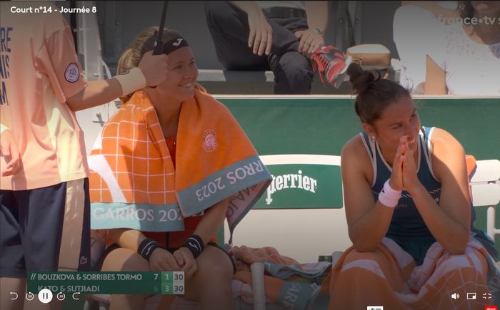Petenis Marie Bouzkova/Sara Sorribes Tormo (Rep Ceska/Spanyol) terlihat sempat tersenyum usai Aldila Sutjiadi/Miyu Kato (Indonesia/Jepang) didiskualifikasi dari French Open 2023 (Rolland Garros).