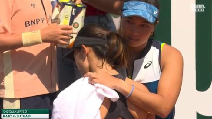 Petenis Indonesia, Aldila Sutjiadi bersama Miyu Kato (Jepang) menangis bersama usai laga ganda putri mereka pada babak 16 besar French Open 2023 dihentikan dan mereka didiskualifikasi, Minggu (4/6/2023)