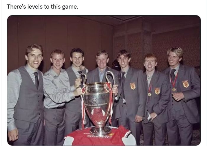 David Beckham (kanan) saat berpose dengan trofi Liga Champions yang diraih Manchester United. Beckham menilai treble winners yang diraih MU lebih spesial dari prestasi serupa yang berpotensi ditorehkan Manchester City.