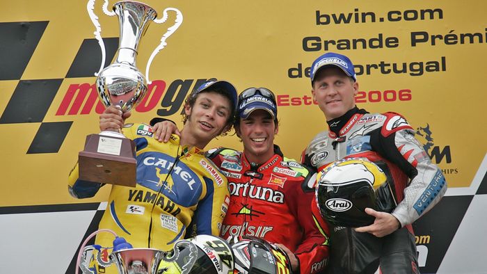 Valentino Rossi, Toni Elias, dan Kenny Roberts Jr. setelah bersaing di MotoGP Portugal 2006.