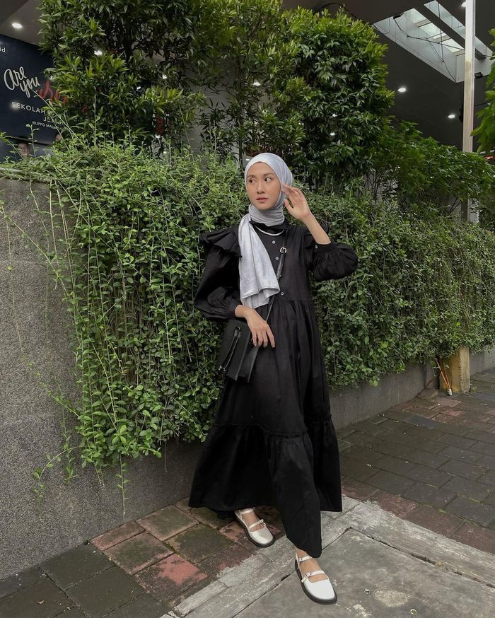 4 Outfit Hitam untuk Cewek Mamba Hijab yang Bikin Penampilan Cool