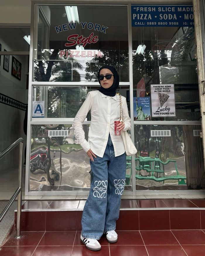 5 Cara Pakai Kemeja Putih yang Enggak Biasa Aja Buat Outfit Hijab