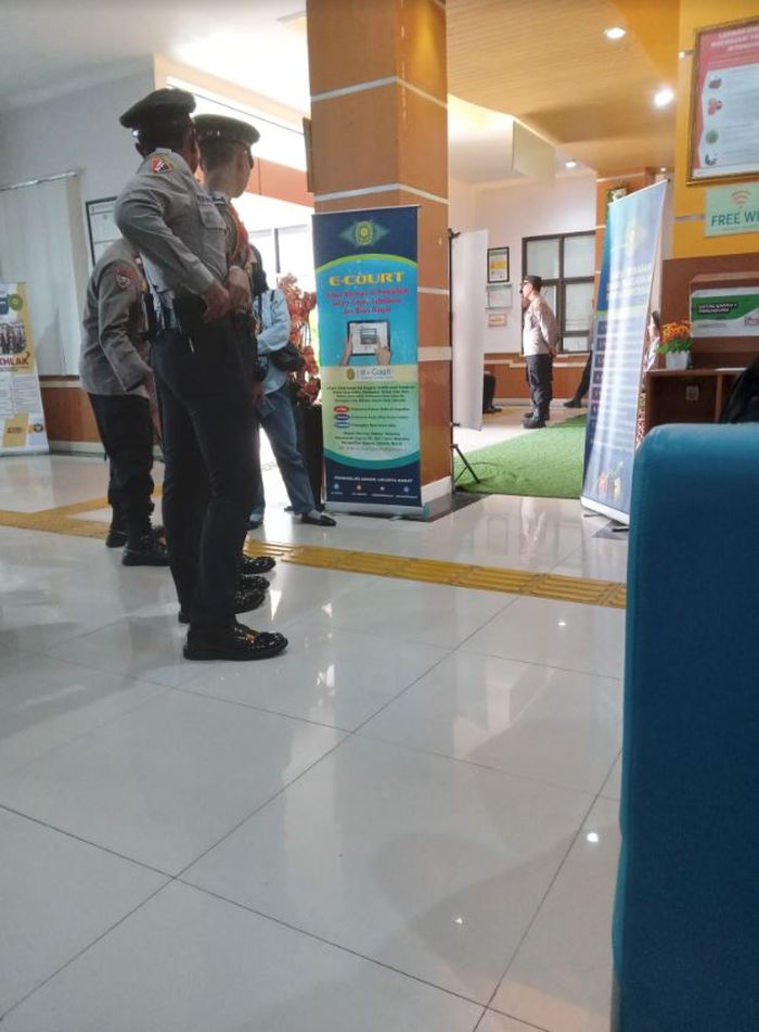 Virgoun terlihat datang ke persidangan cerai dengan pengawalan ketat dari beberapa polisi, Rabu (07/06/2023)