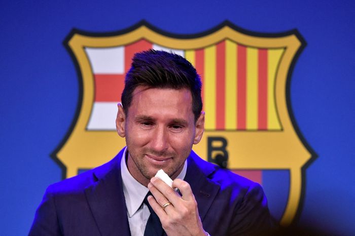 Lionel Messi menangis dalam jumpa pers perpisahannya dengan Barcelona (8/8/2021).