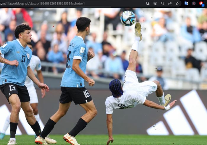 Winger timnas Israel U-20, Tay Abed, melepaskan tendangan salto ke gawang timnas Uruguay U-20 dalam babak semifinal Piala Dunia U-20 2023 di La Plata Stadium, Kamis (8/6/2023).