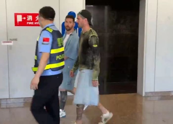 Lionel Messi berada di bandara Beijing, China pada Sabtu (10/6/2023)