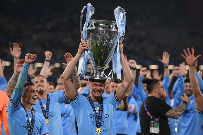 Erling Haaland dengan trofi juara usai Manchester City kalahkan Inter Milan pada final Liga Champions di Istanbul (10/6/2023).