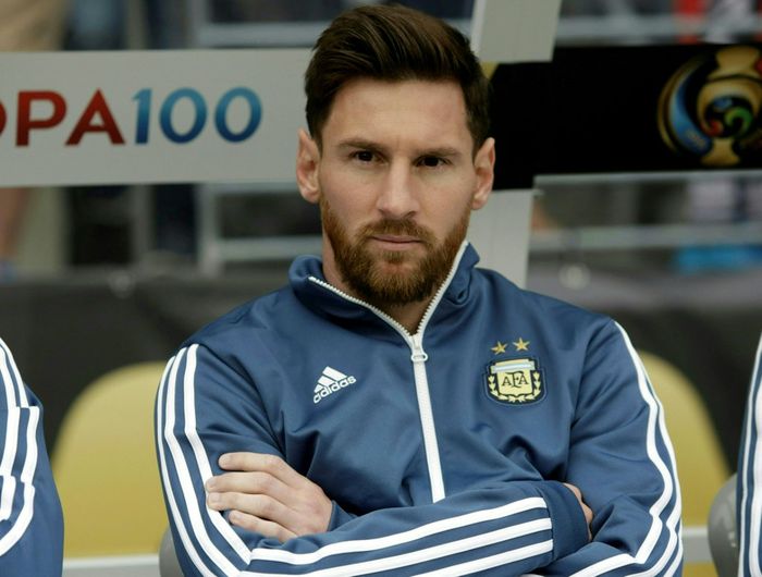 Lionel Messi saat duduk di bangku cadangan timnas Argentina.