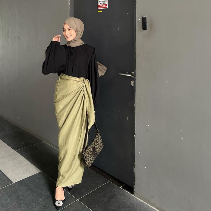 5 Outfit Rok Hijab dengan Motif, Bahan, dan Model Paling Unik dan Kece