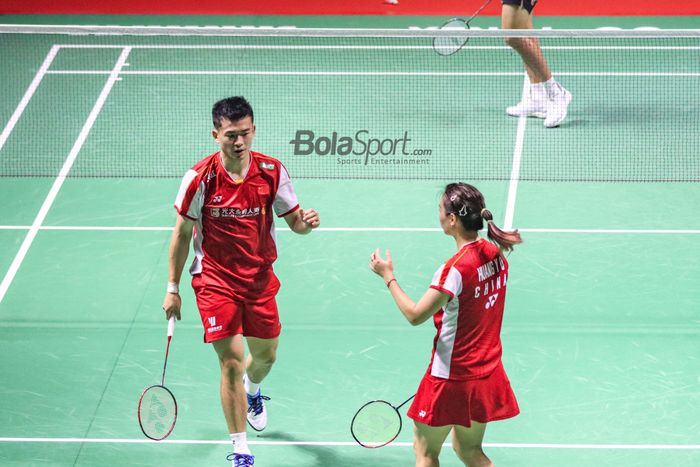 Ganda campuran China, Zheng Si Wei (kiri) dan Huang Ya Qiong (kanan), saat babak pertama Indonesia Open 2023 di Istora, Senayan, Jakarta, Selasa (13/6/2023).