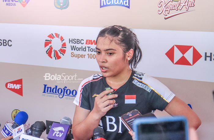 Atlet bulu tangkis tunggal putri Indonesia, Gregoria Mariska Tunjung, sedang memberikan keterangan kepada awak media di Istora, Senayan, Jakarta, Selasa (13/6/2023).