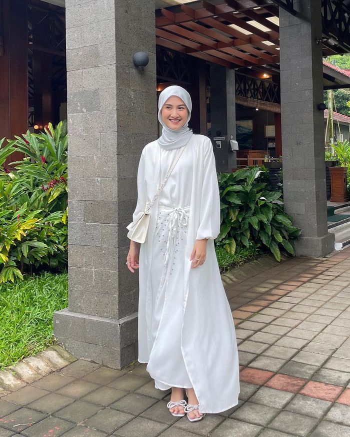 5 Dress Hijab Putih untuk Dipakai Solat Idul Adha 1444 H. Santun