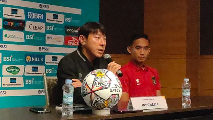 Pelatih Timnas Indonesia, Shin Tae-yong dalam konferensi pers di Stadion Gelora Bung Tomo, Surabaya