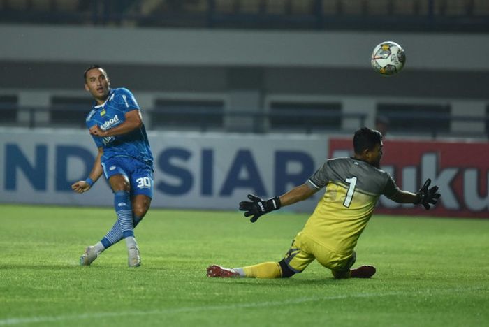 Ezra Walian saat Persib Bandung memenangi laga atas Dewa United dengan skor 2-1 di Stadion Gelora Bandung Lautan Api (GBLA), Kamis (15/6/2023). 
