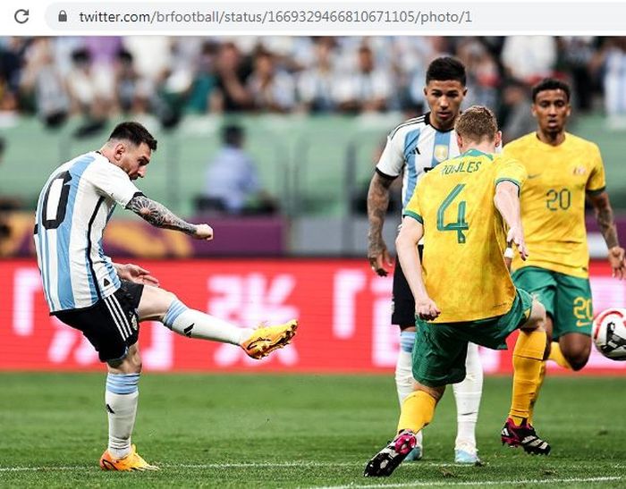 Momen Lionel Messi mencetak gol ke gawang Australia dalam laga FIFA Matchday, Kamis (15/6/2023).
