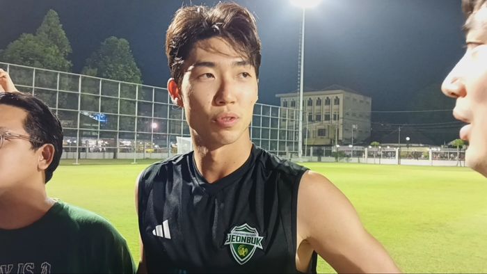 Striker Jeonbuk Hyundai Motors, Lee Sung-yoon saat menemui wartawan di Lapangan Kota Barat, Solo pada Kamis (15/6/2023).