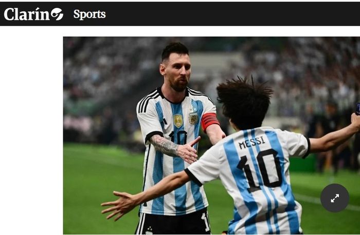 Seorang fan asal China masuk ke lapangan dan memeluk Lionel Messi dalam laga uji coba Argentina vs Australia.