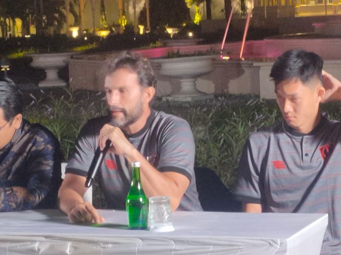Pelatih Persis Solo, Leonardo Medina saat konferensi pers pra-pertandingan Persis Solo Vs Jeonbuk Hyundai Motors di Pracima Tuin, Jumat (16/6/2023).
