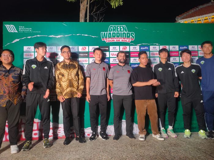 Konferensi pers jelang laga Persis Solo Vs Jeonbuk Hyundai Motors yang dihadiri Gusti Bhre Cakrahutomo Wira Sudjiwo, Walikota Solo, Gibran Rakabuming Raka, Pelatih Jeonbuk Hyundai Motors, Cho Sung-hwan, pemain Lee Sung-yoon, Park Chang-woo, Kang Sang-yun, pelatih Persis Solo, Leonardo Medina dan pem